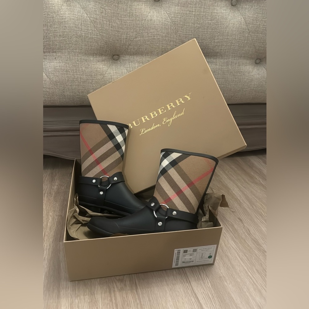 100% authentic Burberry biker rain boot
